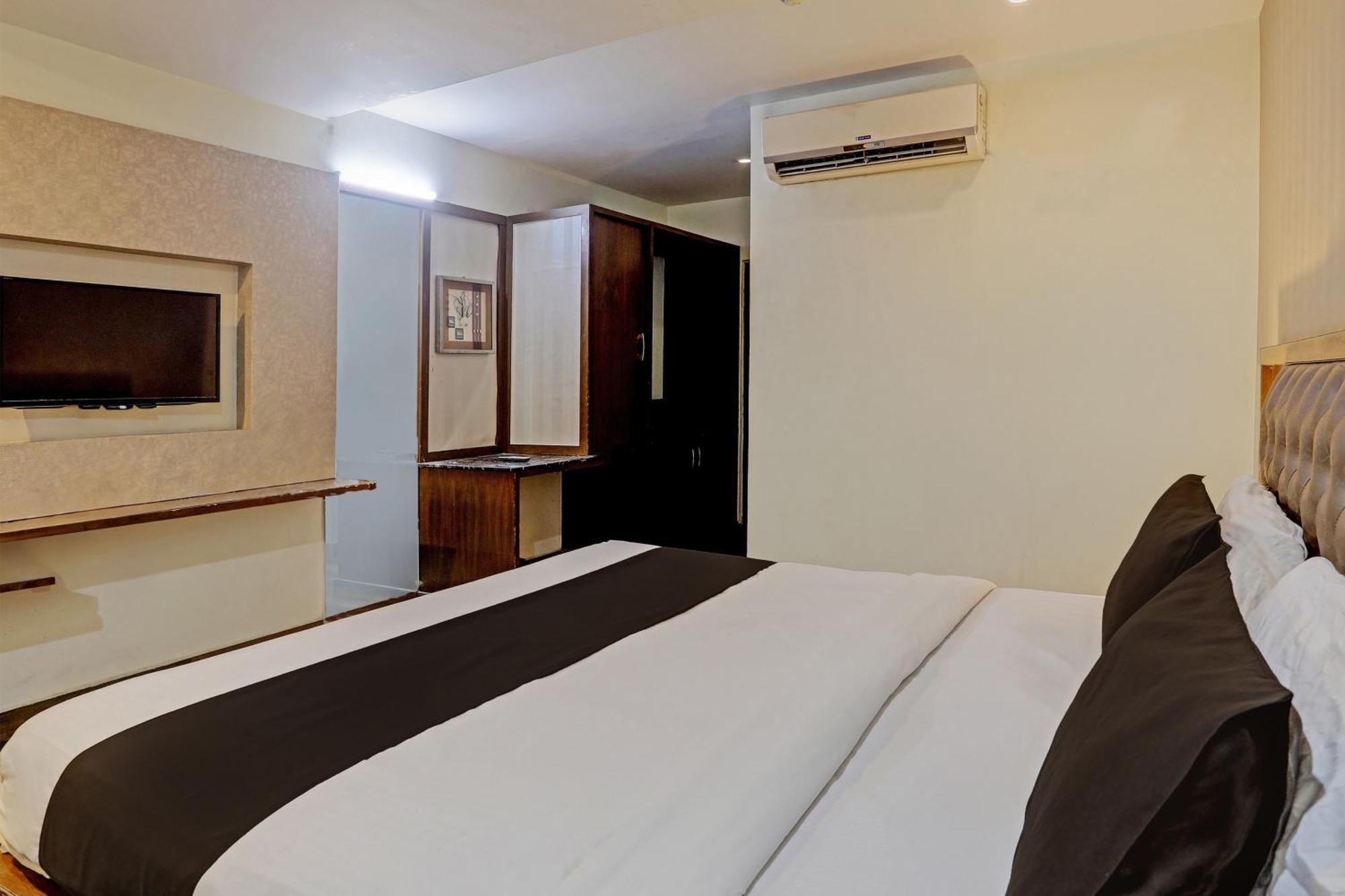 Capital O Surabhi Elite Near Miraj Cinemas - Shalini Shivani Sururnagar Exterior photo