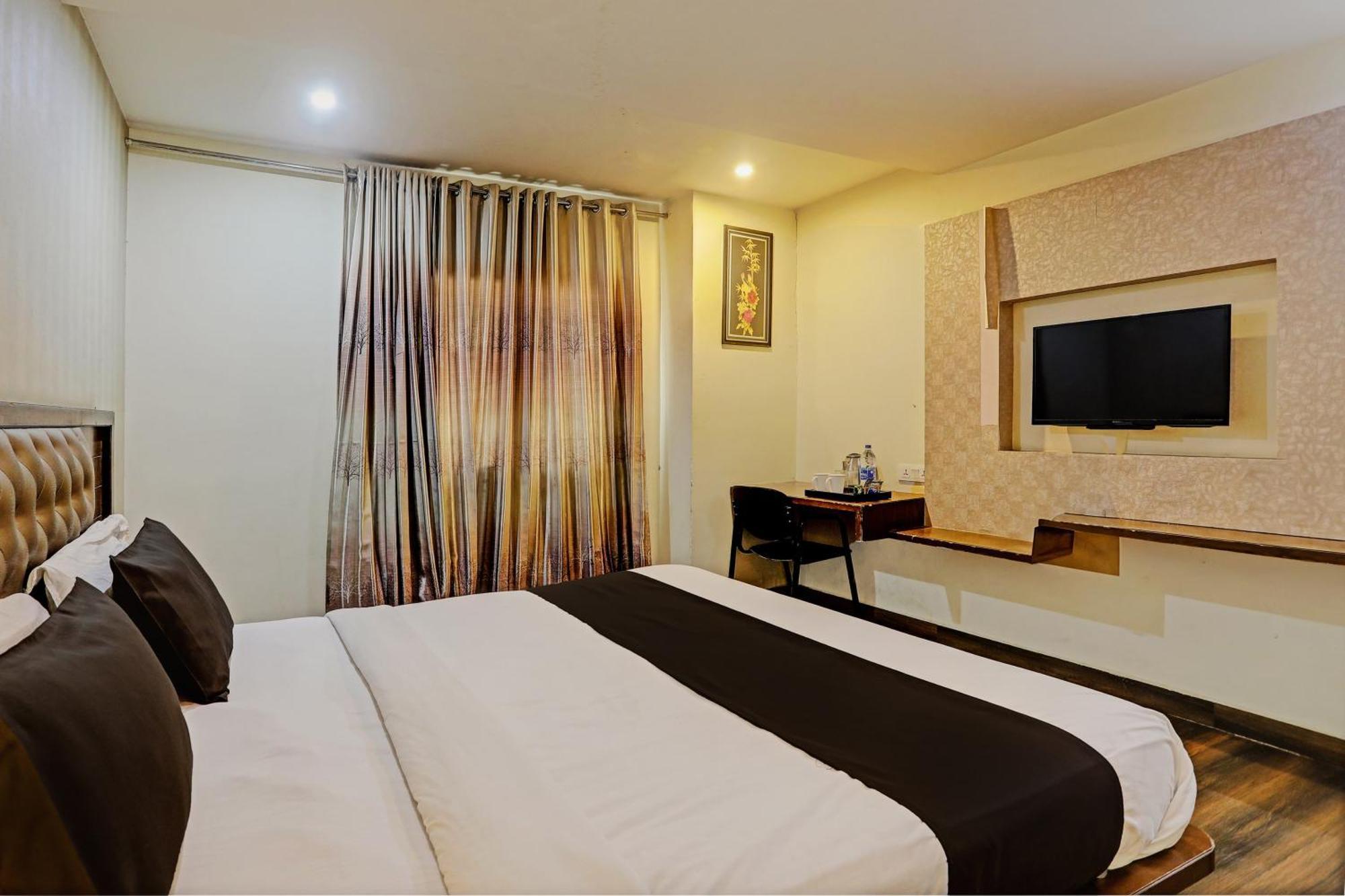Capital O Surabhi Elite Near Miraj Cinemas - Shalini Shivani Sururnagar Exterior photo