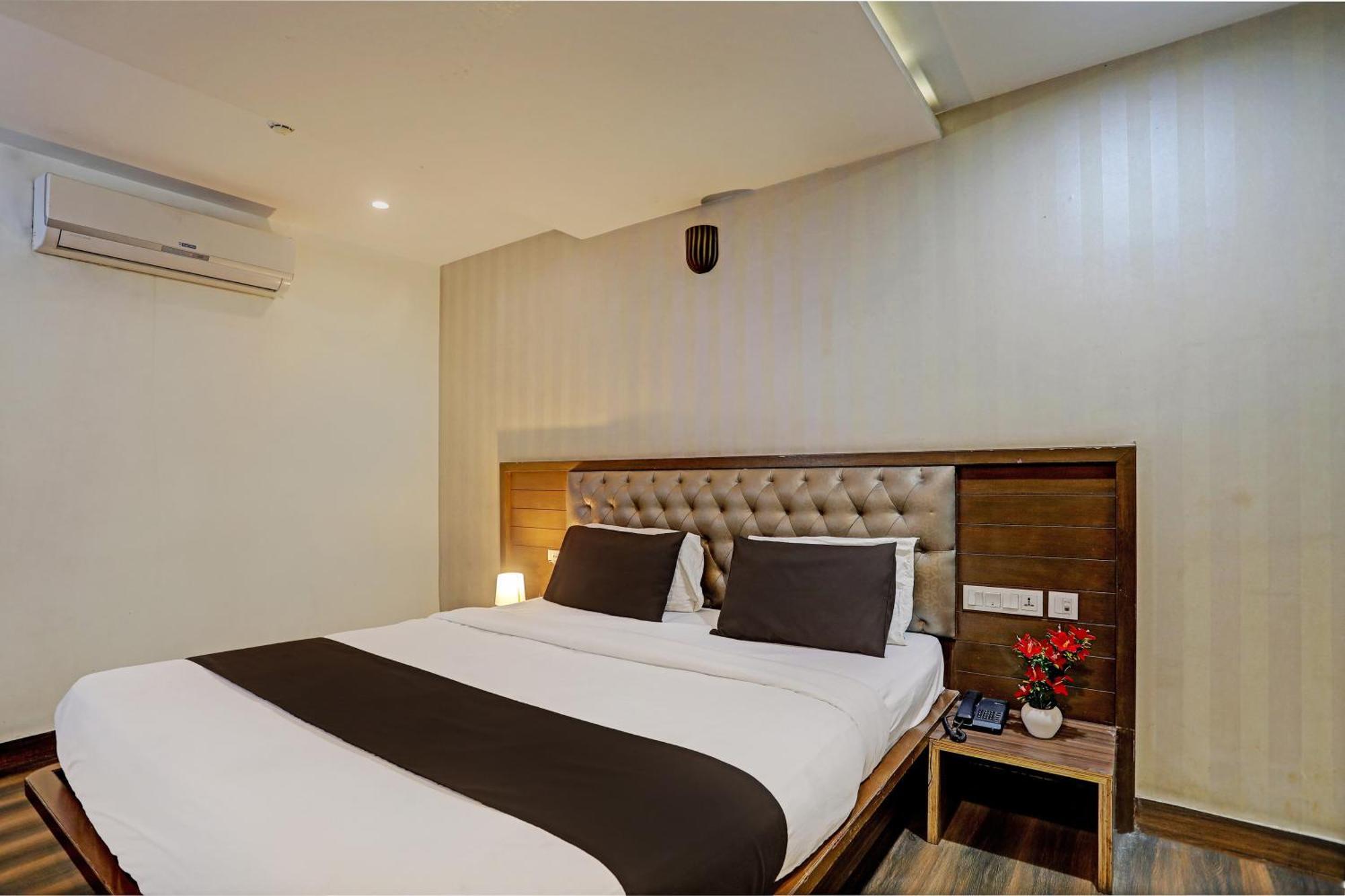 Capital O Surabhi Elite Near Miraj Cinemas - Shalini Shivani Sururnagar Exterior photo