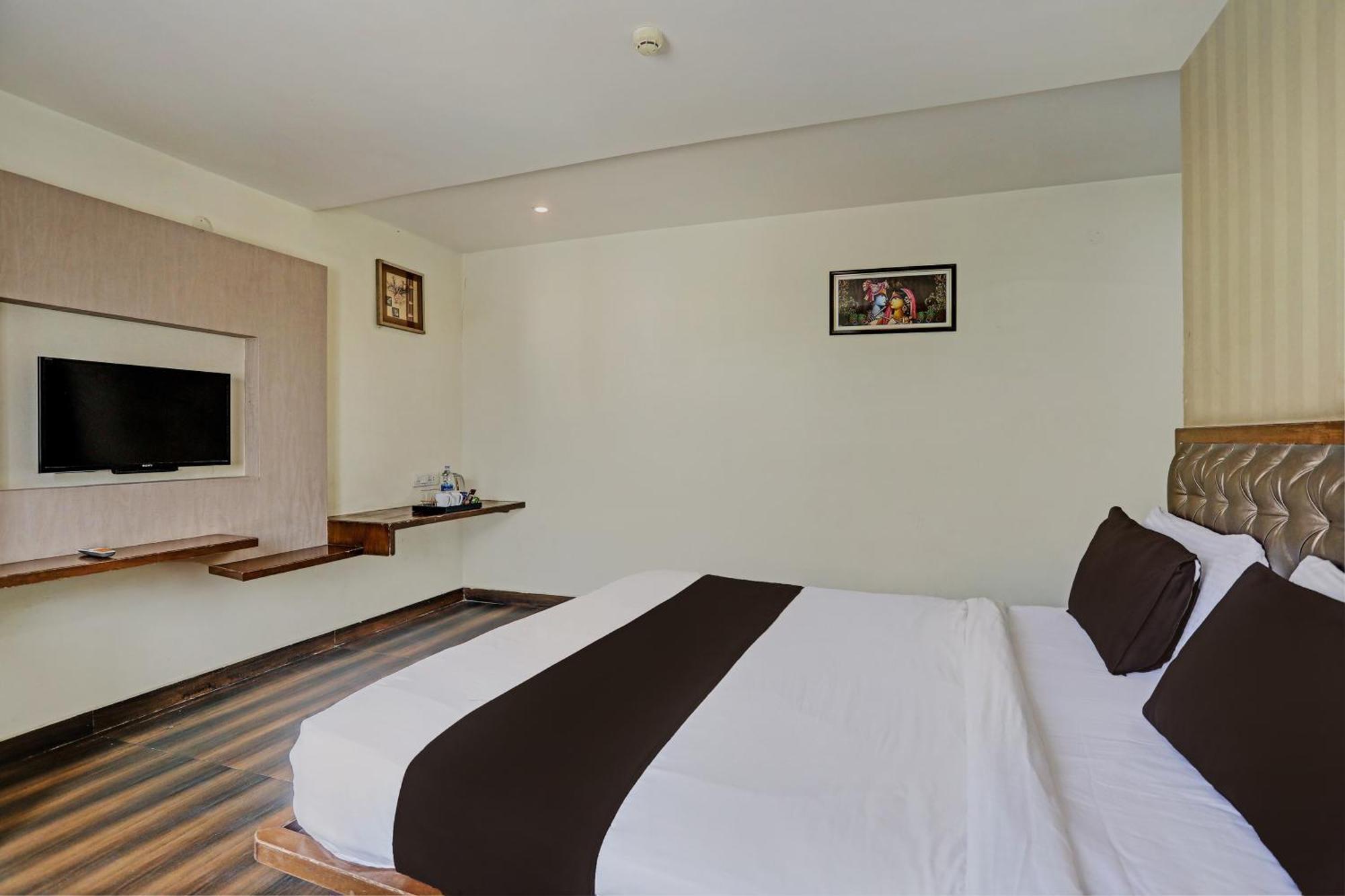 Capital O Surabhi Elite Near Miraj Cinemas - Shalini Shivani Sururnagar Exterior photo