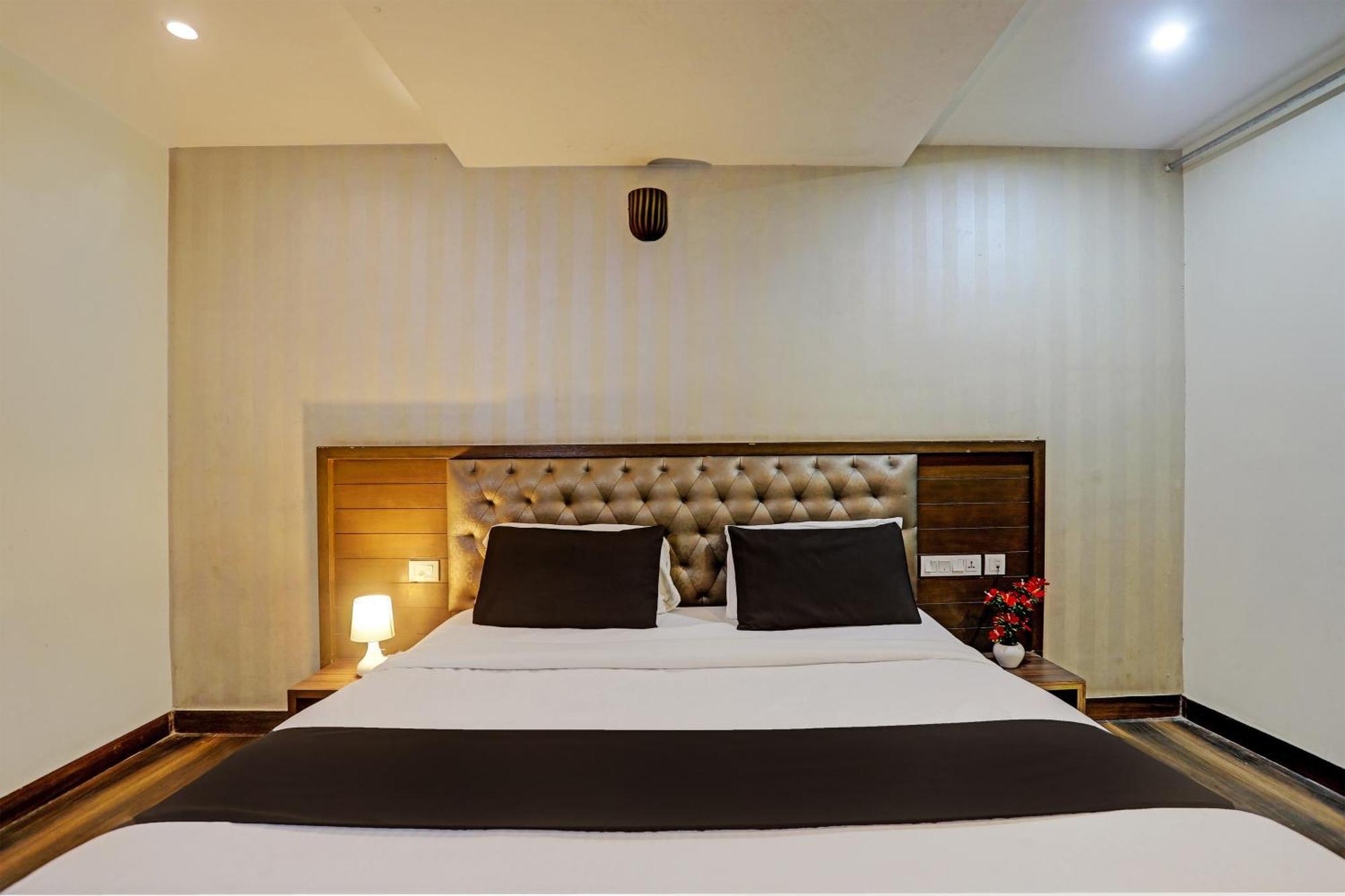 Capital O Surabhi Elite Near Miraj Cinemas - Shalini Shivani Sururnagar Exterior photo