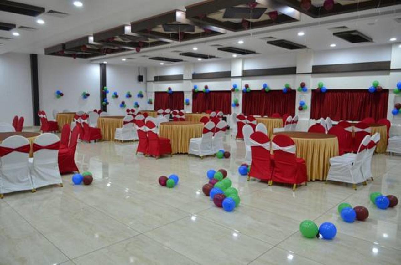 Capital O Surabhi Elite Near Miraj Cinemas - Shalini Shivani Sururnagar Exterior photo