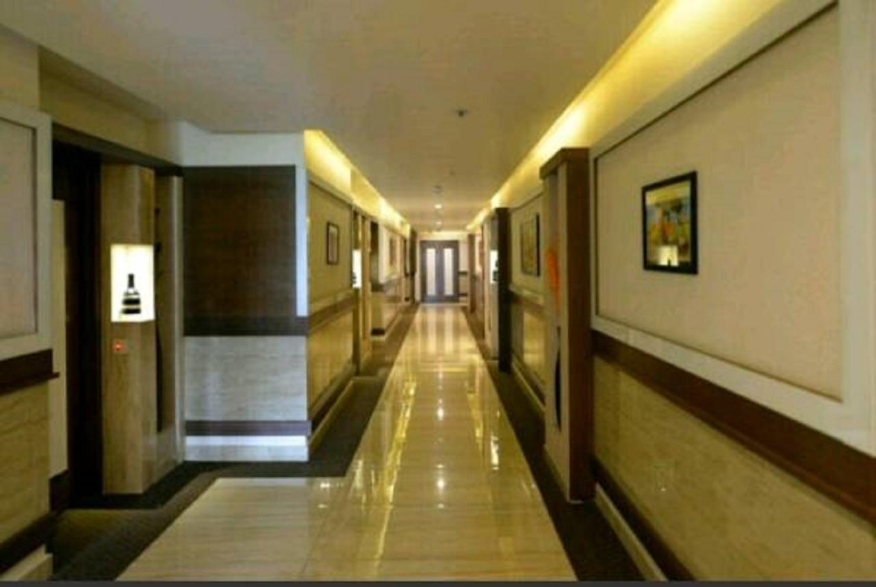 Capital O Surabhi Elite Near Miraj Cinemas - Shalini Shivani Sururnagar Exterior photo