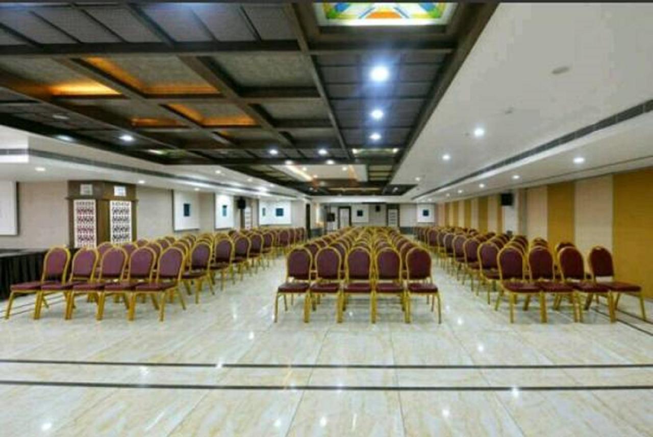 Capital O Surabhi Elite Near Miraj Cinemas - Shalini Shivani Sururnagar Exterior photo