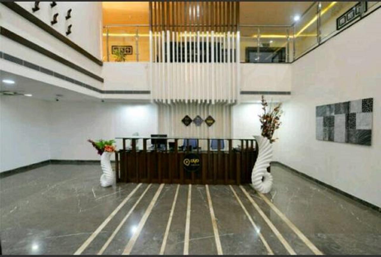 Capital O Surabhi Elite Near Miraj Cinemas - Shalini Shivani Sururnagar Exterior photo